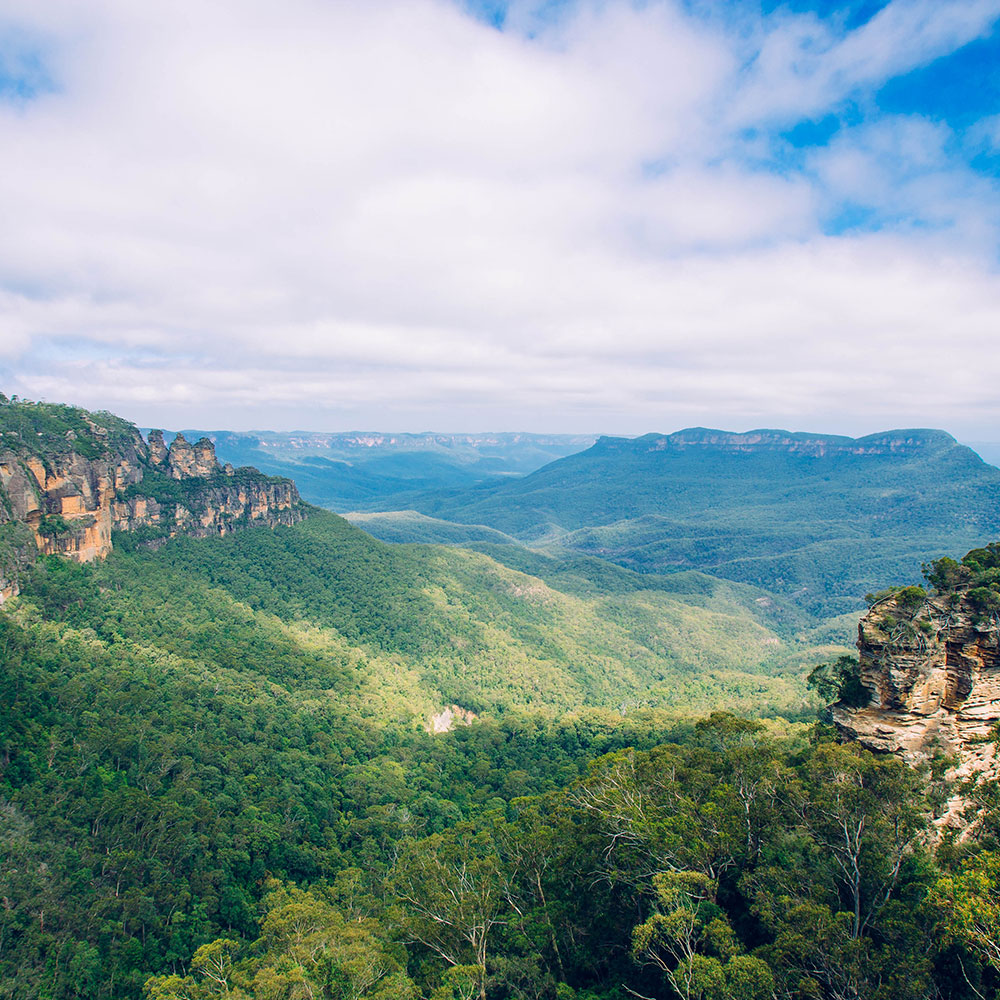 Three sisters view on tour in the blue mountains